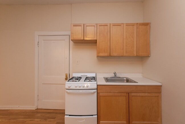 Photo - 1110 W George St Unit 005