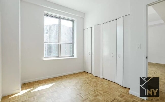 45 William St Unit 1712