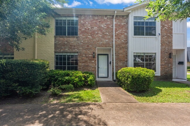 Building Photo - Furnished Option, Modern Comfort & Private Gated Patio!