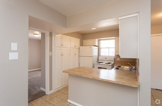 2BR, 1BA - 905 SF