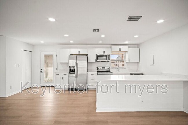 Photo - 4293 Island Cir