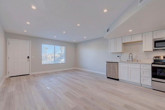 Building Photo - 471 Rexford Dr Unit 2