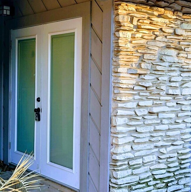 Building Photo - 10045 Woodland Village Dr Unit B