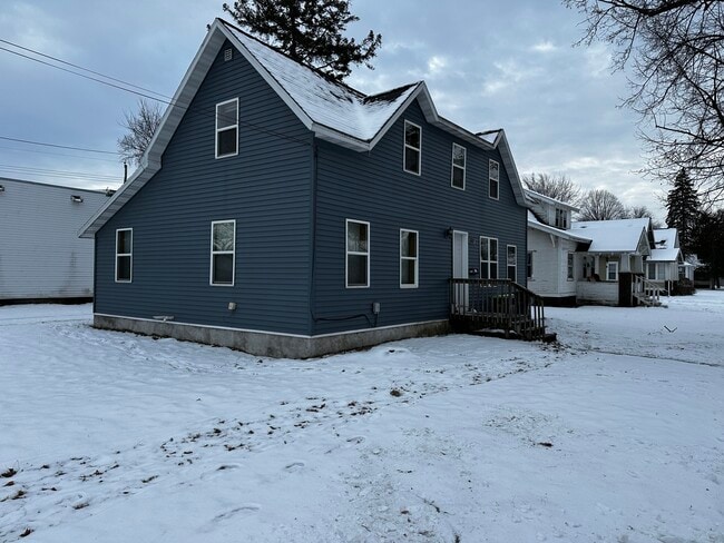 Building Photo - 1402 8th St E