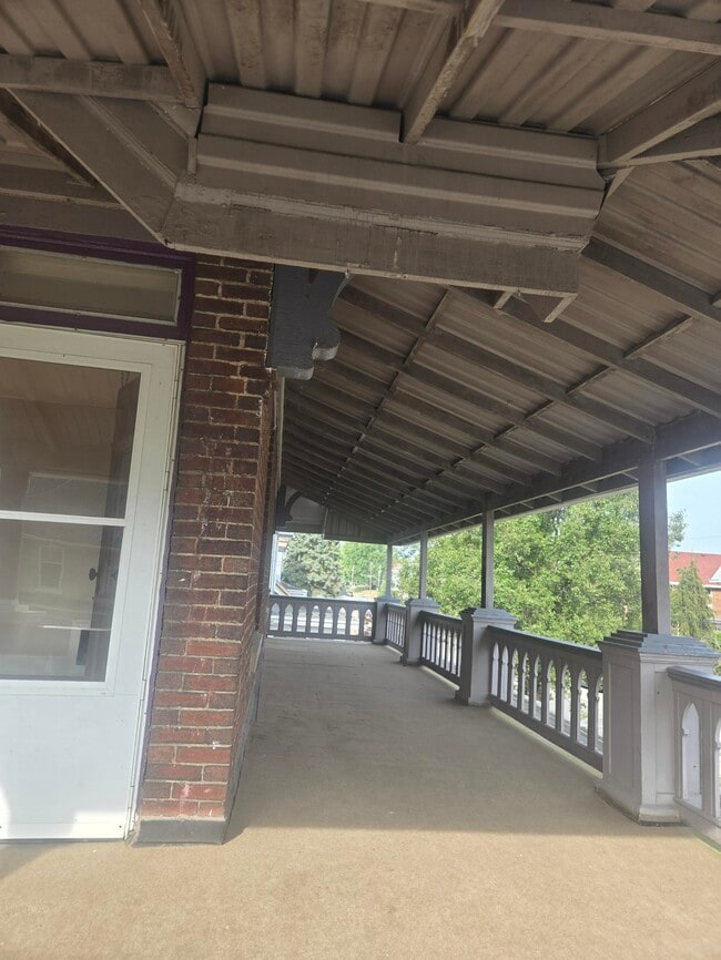 amplio porche privado - 2221 Hudson Ave Unidad 2221 Hudson