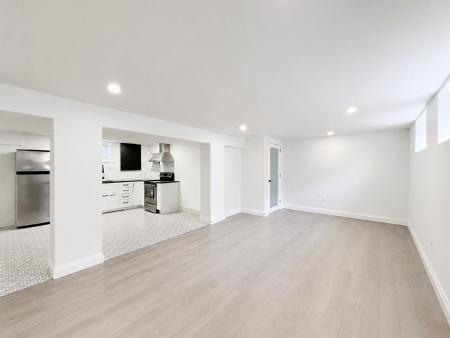 Photo - 908 Fennell Ave E