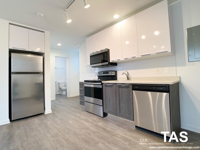 Building Photo - 940 W Winona St Unit 606 Rental