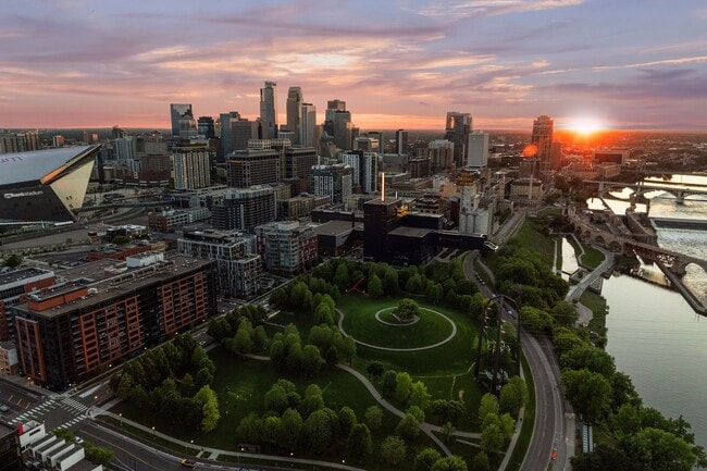 Building Photo - 1111 W River Pkwy Unit 26A