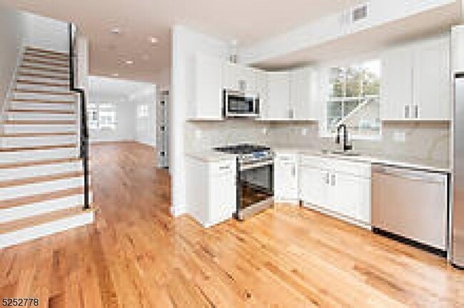 Photo - 125 Broughton Ave Unit 1