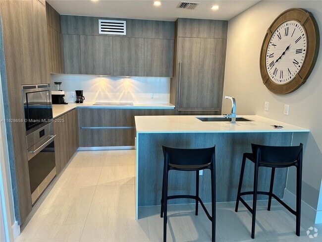 Building Photo - 17550 Collins Ave Unit 703 Rental