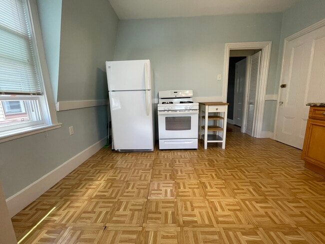 high ceilings with lots of natural light - 107 Otis St Unit 107 Otis Street - U:3