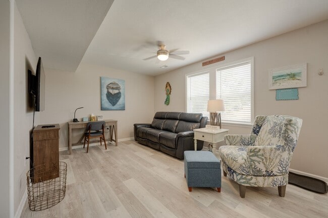 Photo - 600 W. Third Street Unidad First Floor