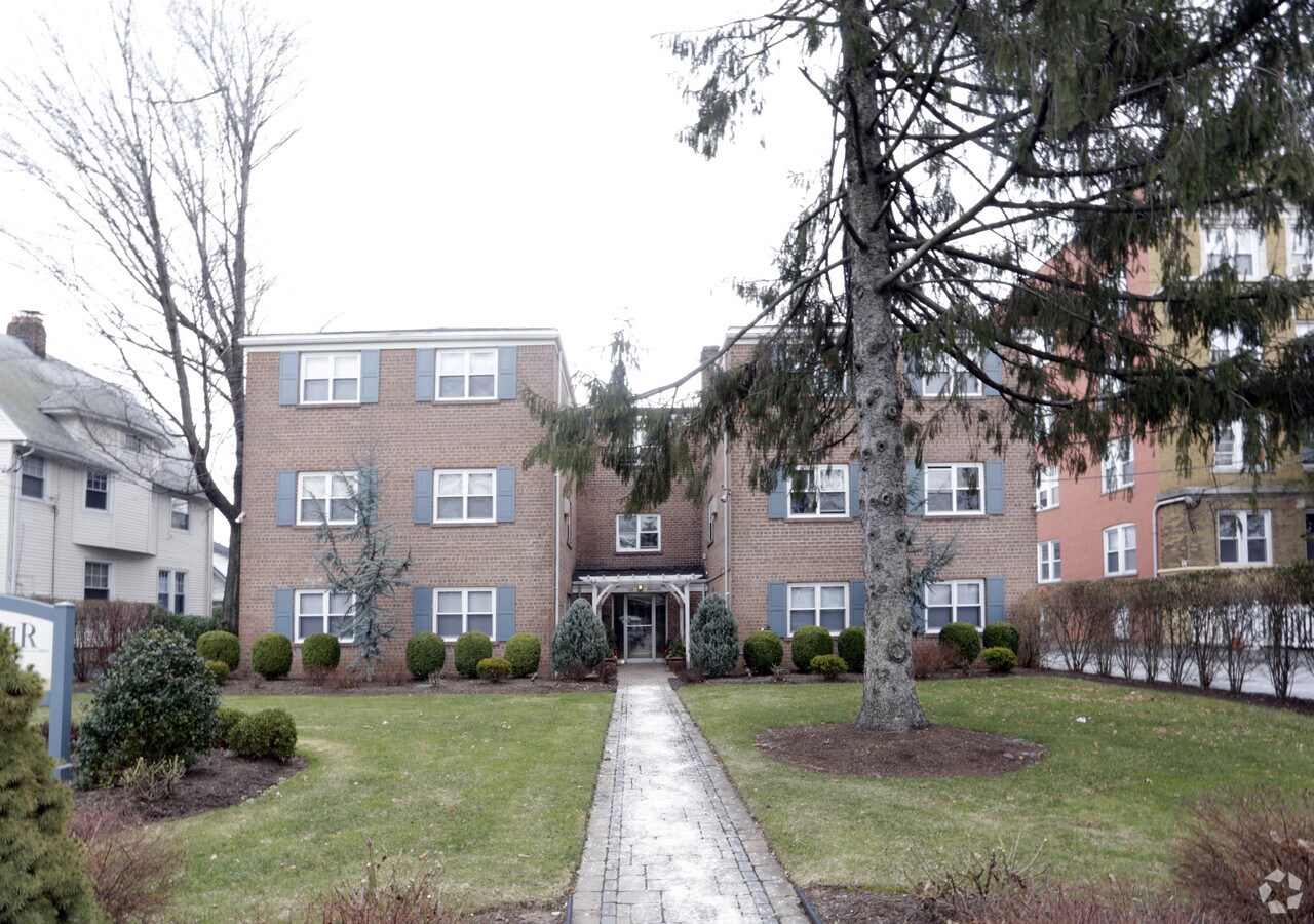 Montclair Mews - Montclair Mews Apartments