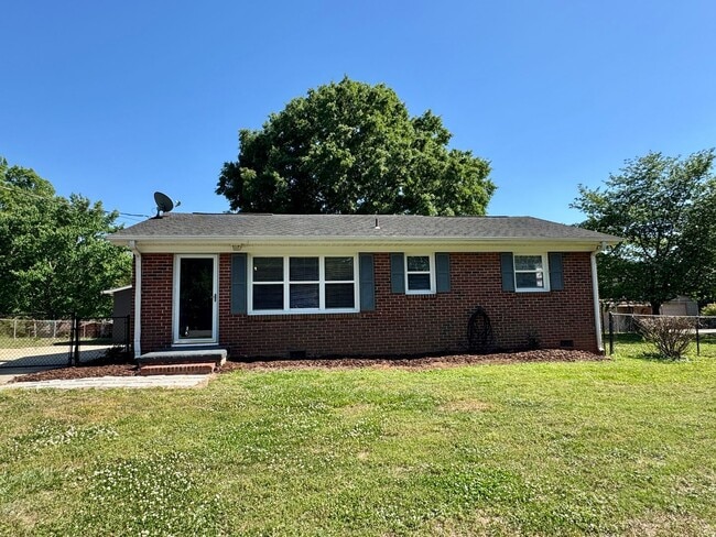 Building Photo - Move-in Ready!