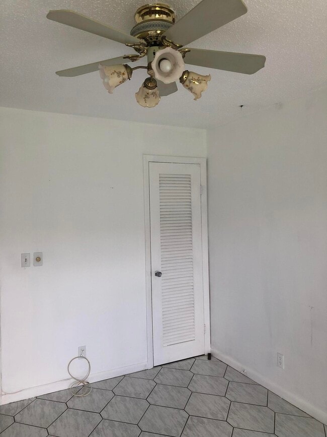 Photo - 227 Norwich J Unit J