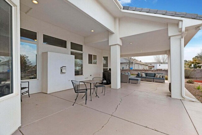 Photo - Spacious 5 bed 3 bath with large back yard.