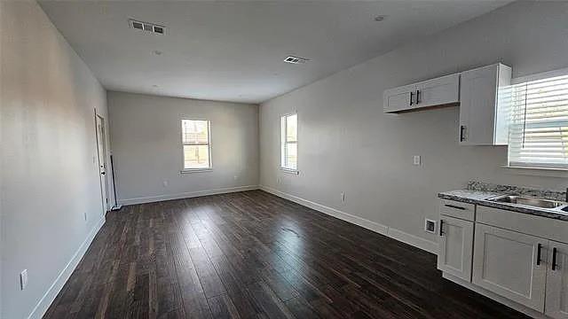 706 N Main St