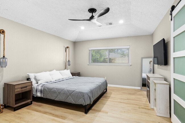 Photo - 467 Reseda Dr