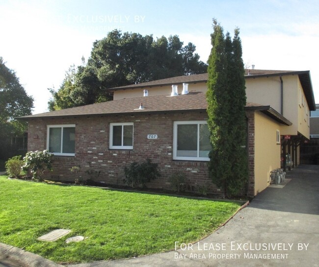 Upstairs 1 BR/ 1BA with mid-century charm,... - Upstairs 1 BR/ 1BA with mid-century charm,... Apartment Unit 3