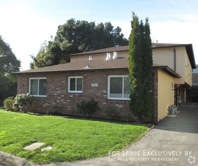 Building Photo - Upstairs 1 BR/ 1BA with mid-century charm,... Unit 3 Rental