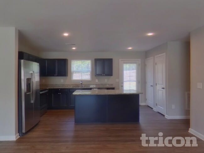 Photo - 979 Sequoia Dr