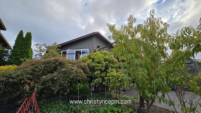 609 13th Ave W