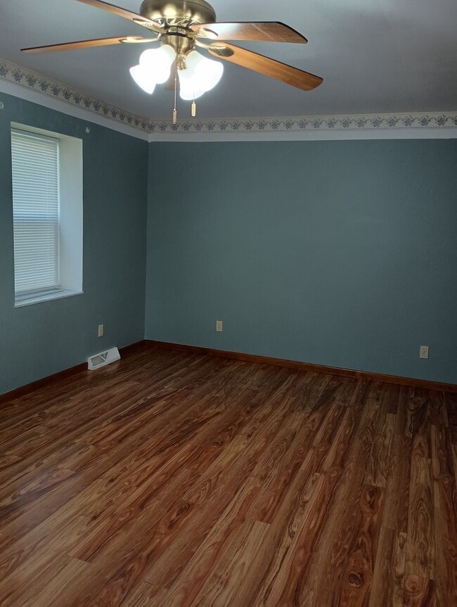 Building Photo - 121 E Lightner St Unit Lower apartment