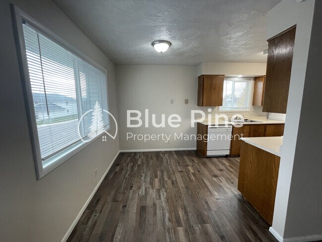 Photo - 678 Foster Dr