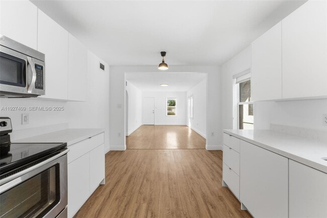 Building Photo - 559 NE 68th St Unit 557