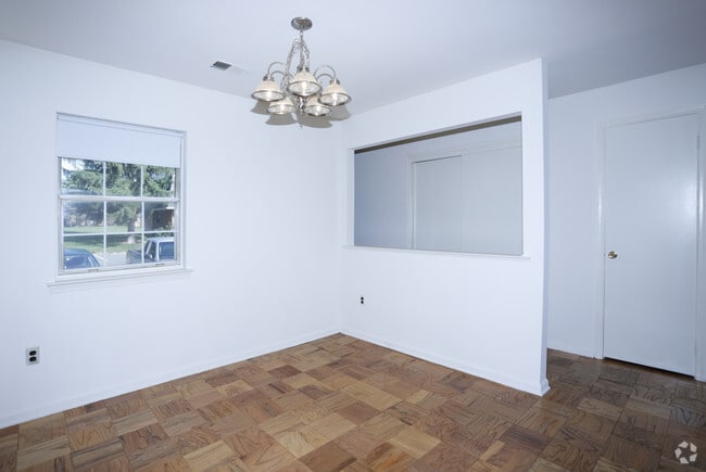 Living Room - White Pine Townhomes and Apartments