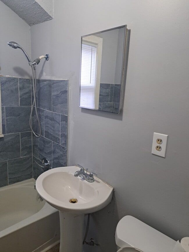 Photo - 5960 Chalmers St