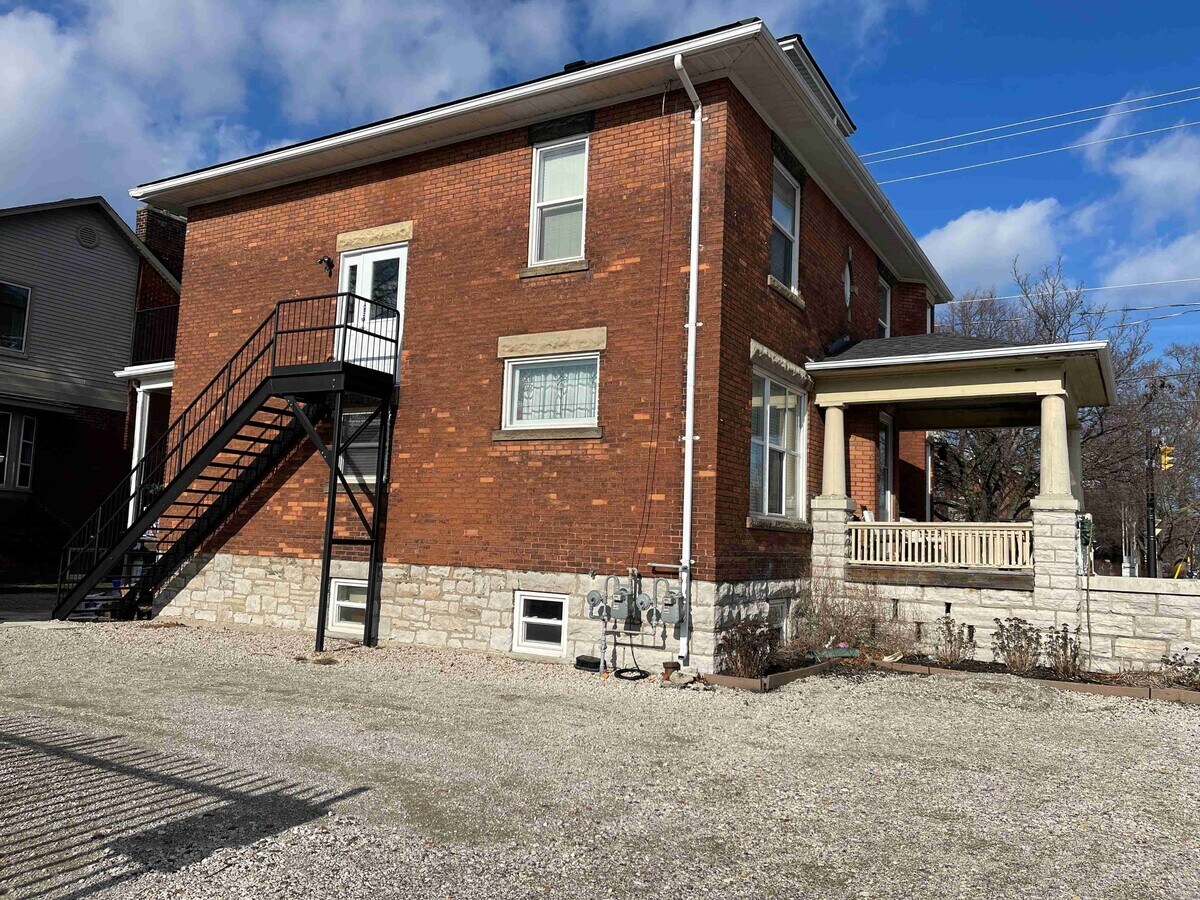 Photo - 143 Christina St S