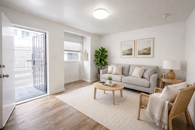 Building Photo - 1321 Unit 1323