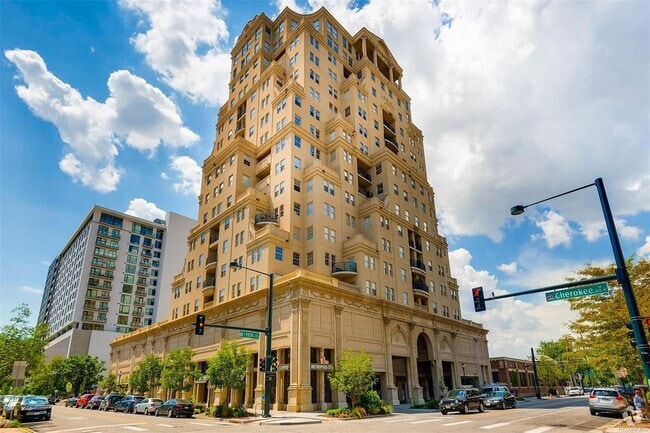 Building Photo - 2 bed/2 bath condo in Golden Triangle Unit 5J