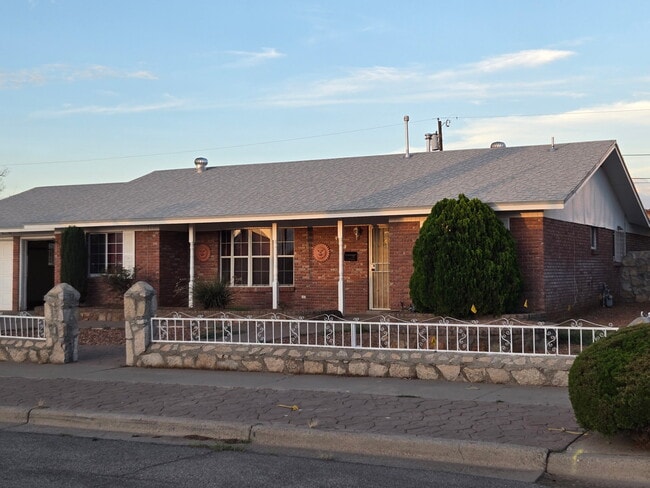 Building Photo - 9329 Shaver Dr Rental