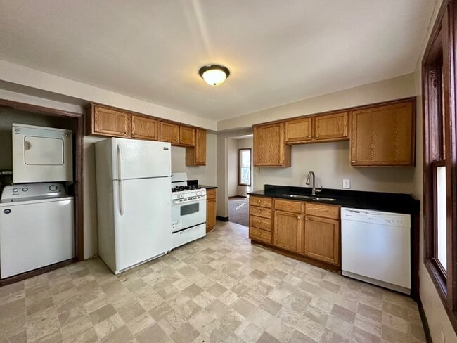 Photo - Impressive 5-bedroom 2-bathroom House for rent in St. Paul!!