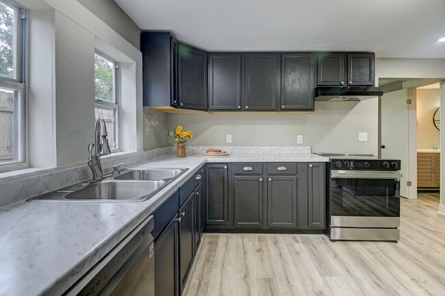 Photo - 140 N Commerce St