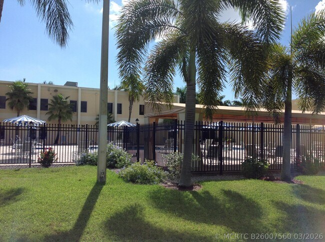 2600 NE 1st Ln Unit 418