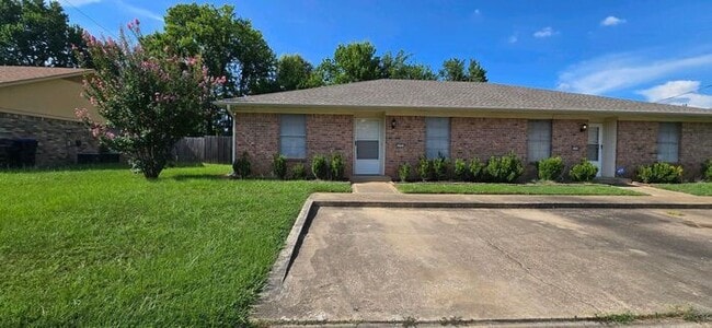 Building Photo - Available Now! 2 Bedroom 1 Bath in Longvie... Rental