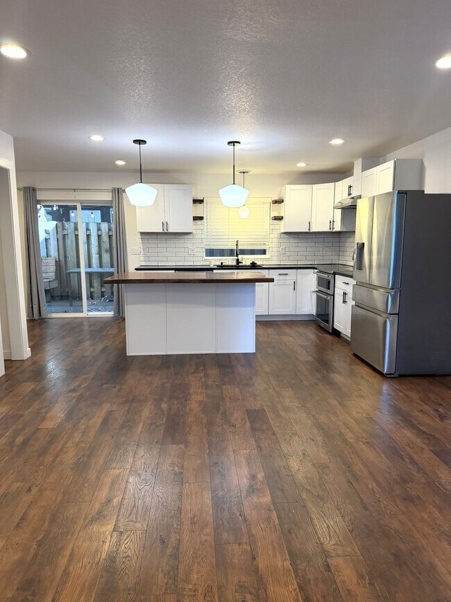 Photo - 570 NE 55th Ave