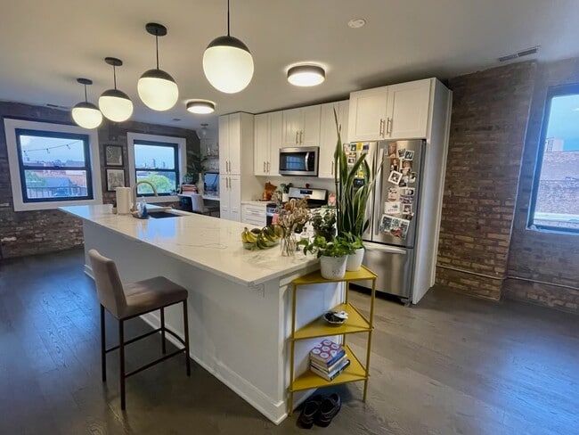 Building Photo - 1371 N Milwaukee Ave Unit 4 Rental