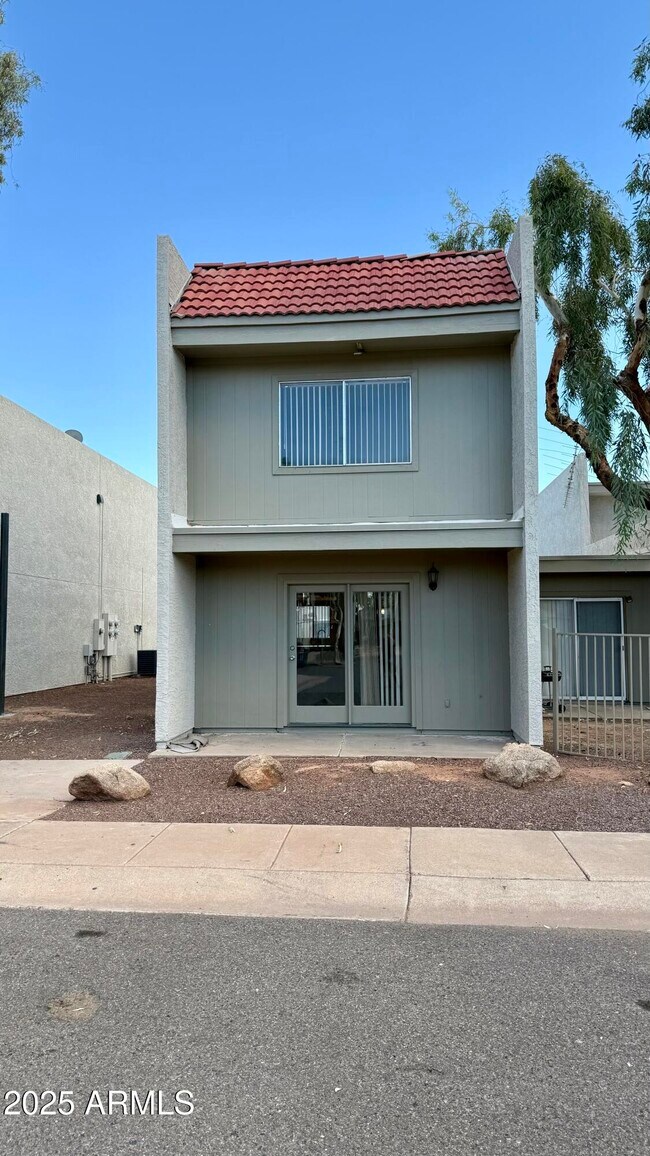 Building Photo - 2834 E Kathleen Rd Unit 103