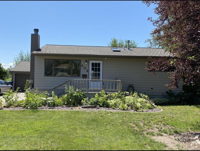 Building Photo - Beautiful Home - West Side of Town