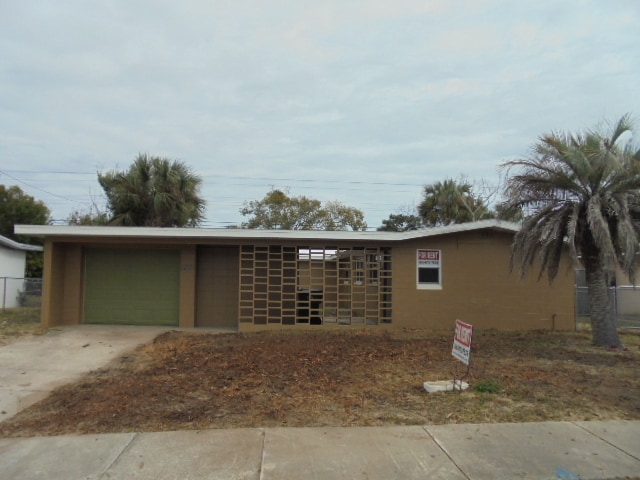 Building Photo - 1221 Essex Rd