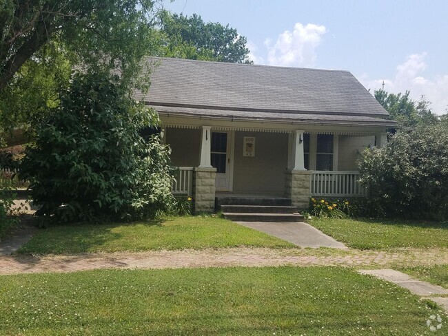 Building Photo - Nice 2 bedroom 1 bath Home with carport.