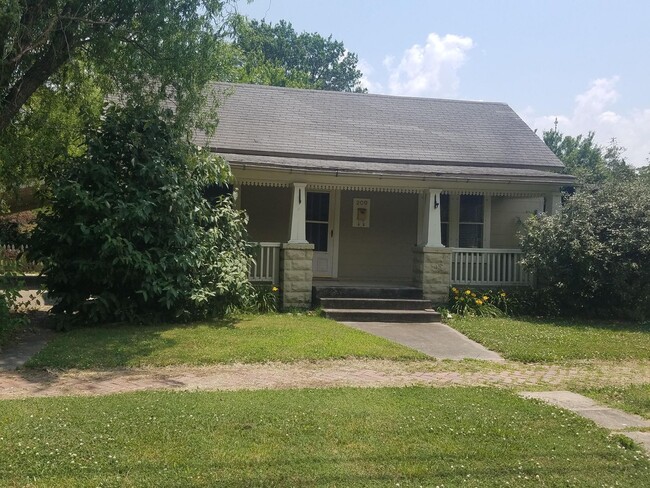 Nice 2 bedroom 1 bath Home with carport. - Nice 2 bedroom 1 bath Home with carport.