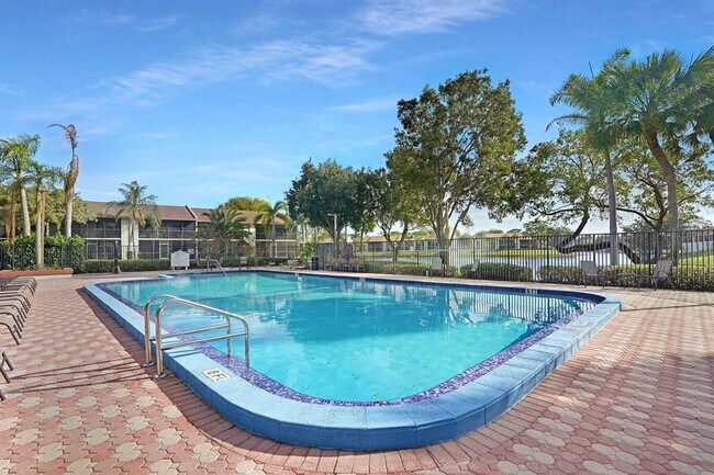 Photo - 1240 S Military Trail Unidad 1121
