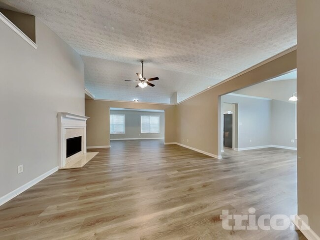 Photo - 205 Syracuse Ln