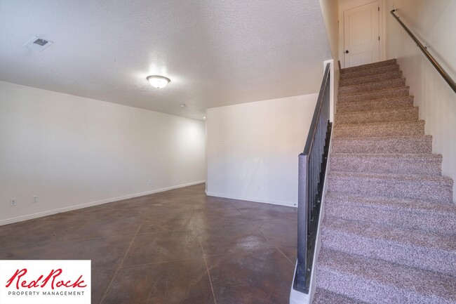 DOG-FRIENDLY 3 Bedroom Townhome with INTER... - DOG-FRIENDLY 3 Bedroom Townhome with INTER...