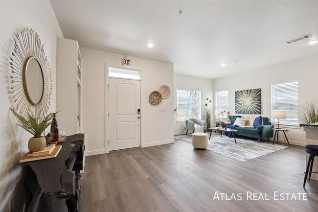 Building Photo - 646 Leland Aly Unit 5-646